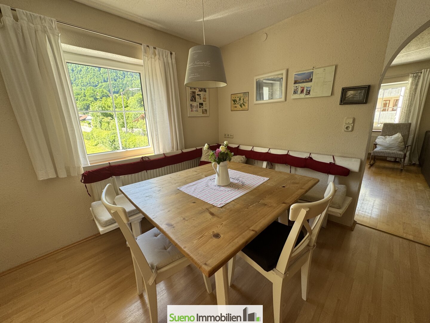 essbereich kueche mit blick ins wohnzimmer