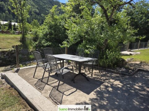 sitzplatz direkt am bach mit privater wasserquelle von der kremsmauer berg