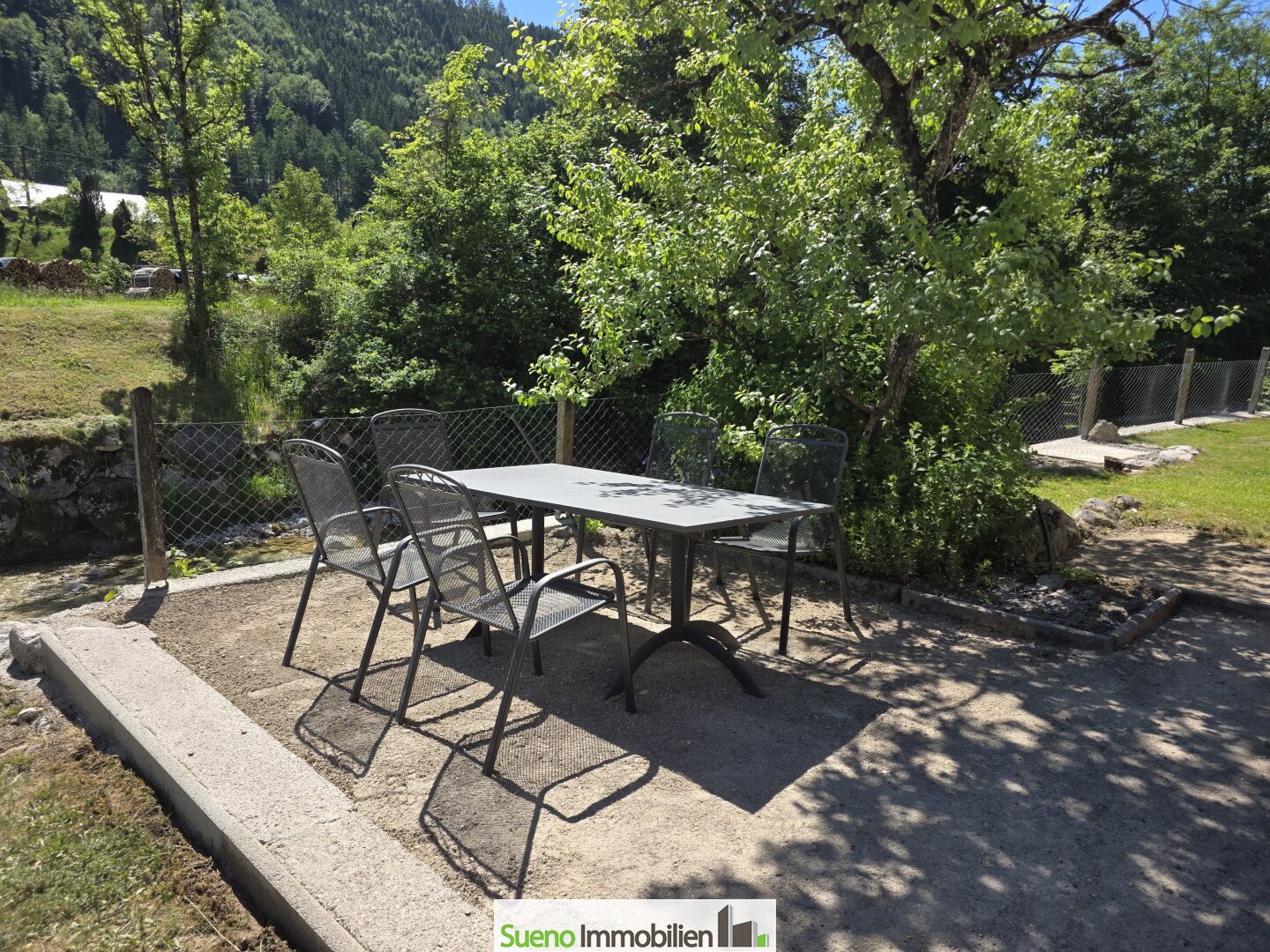 sitzplatz direkt am bach mit privater wasserquelle von der kremsmauer berg