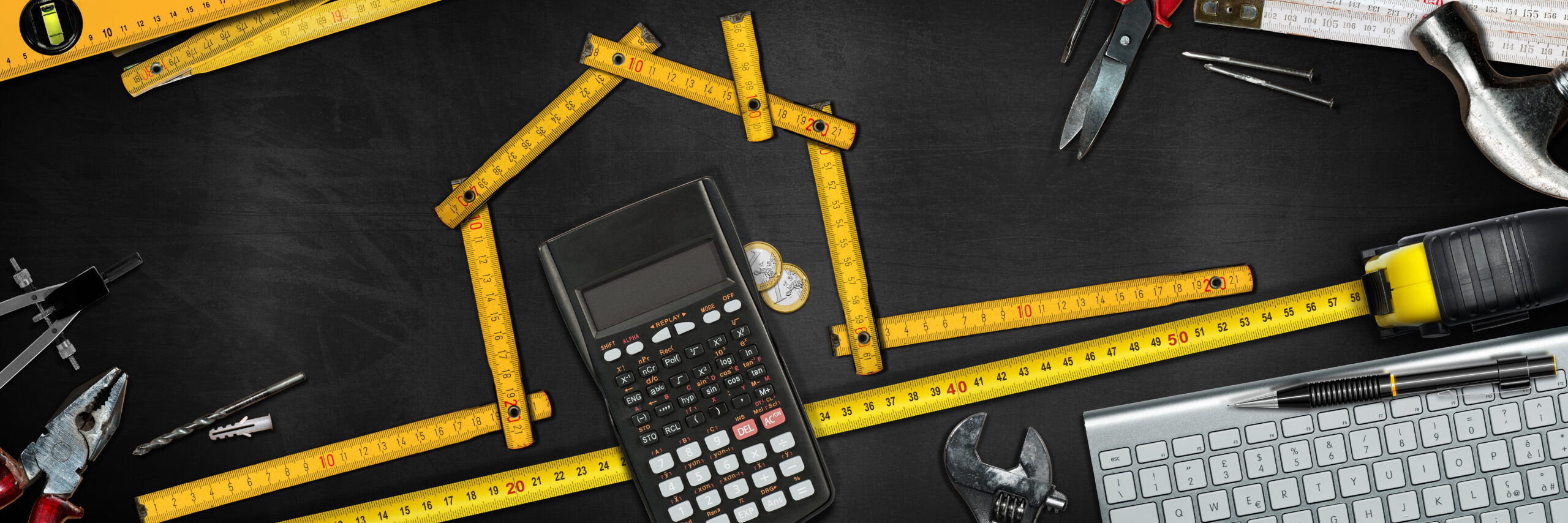 Tipps und Tricks: Schreibtisch mit Meterstab und Rechner