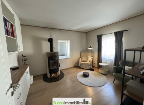 ofenzimmerwohnzimmer west und nordseitig mit tuer vom schlafzimmer kommend